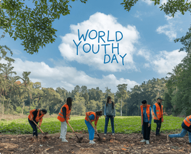 World Youth Day: junge Freiwillige bei einem Einsatz im Grünen