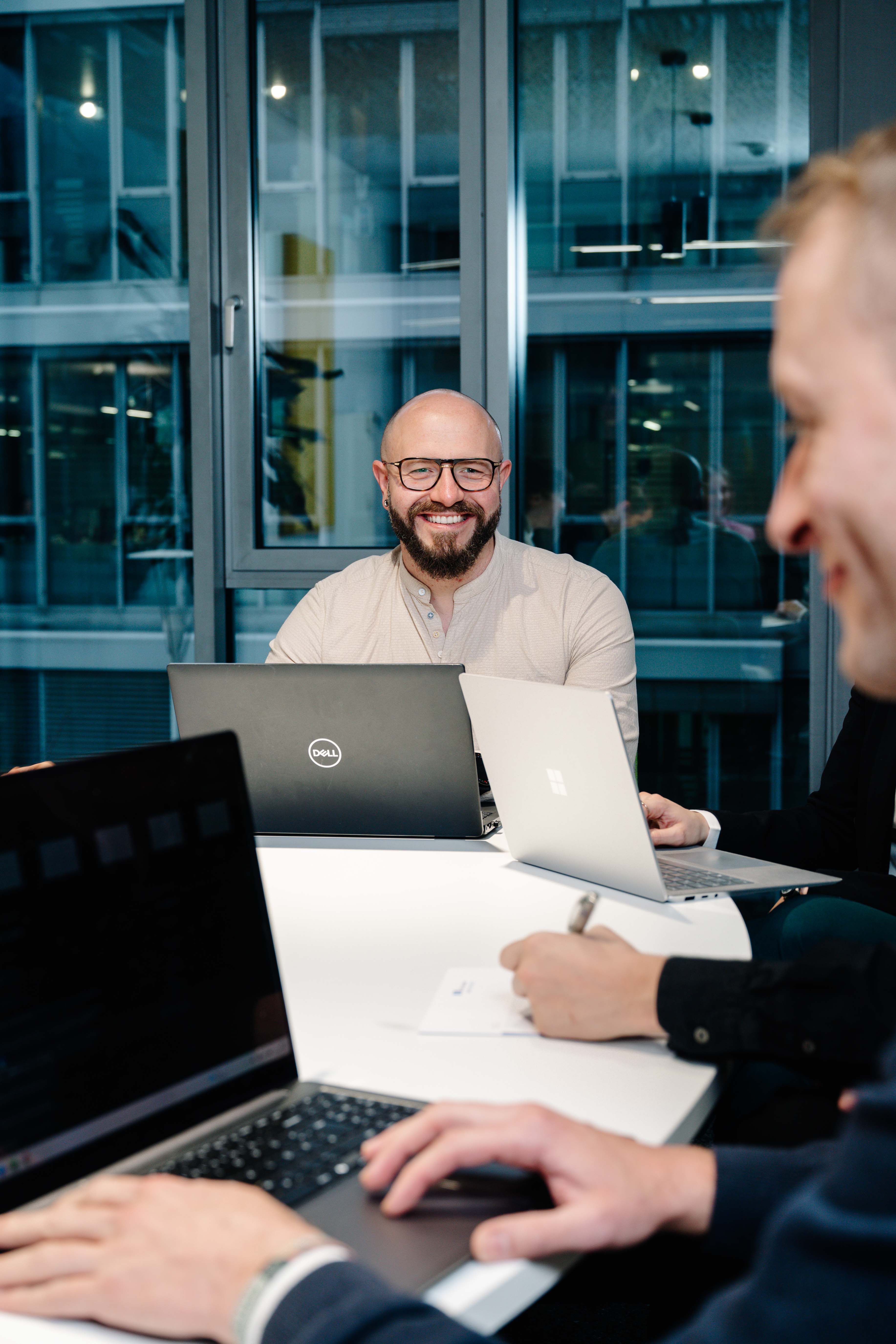 Junge Unternehmer bei einer Besprechung im Büro